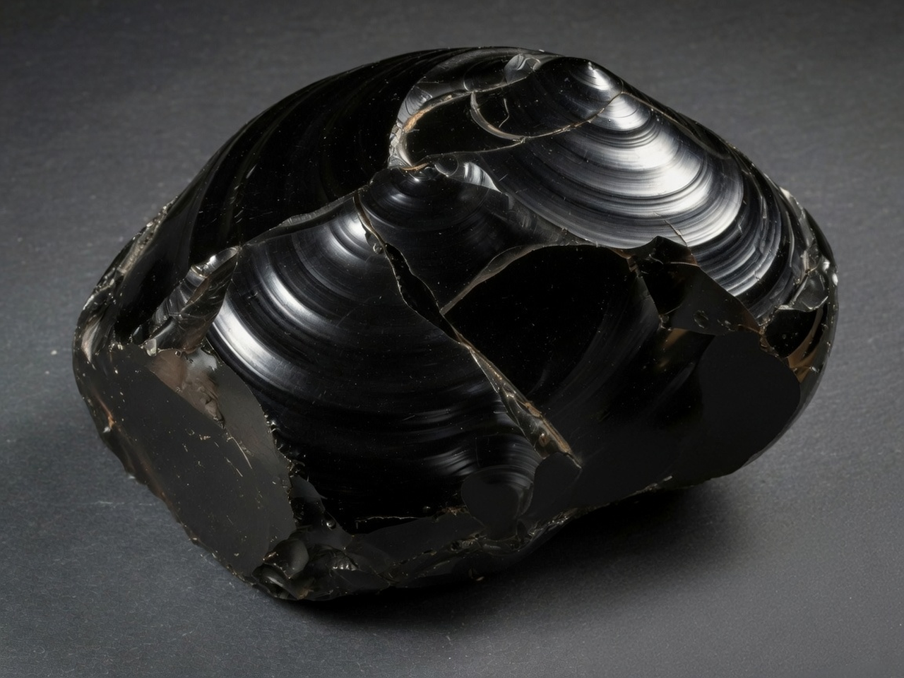 Obsidian conchoidal fracture